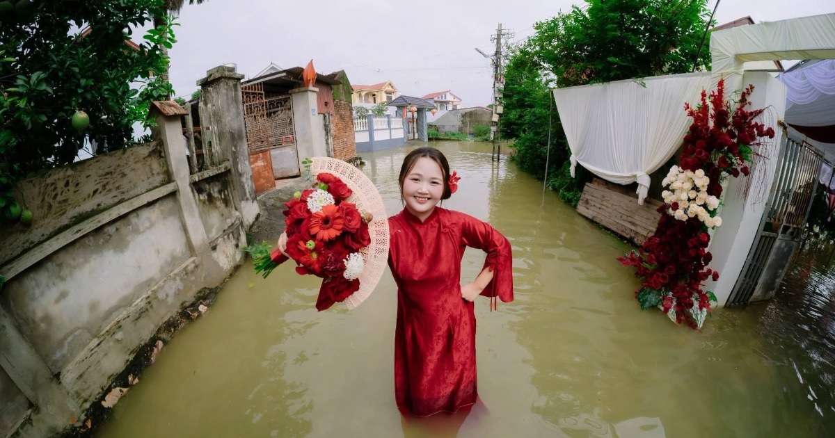 Đám cưới giữa lũ lụt Hà Nội và bộ ảnh cưới độc nhất vô nhị
