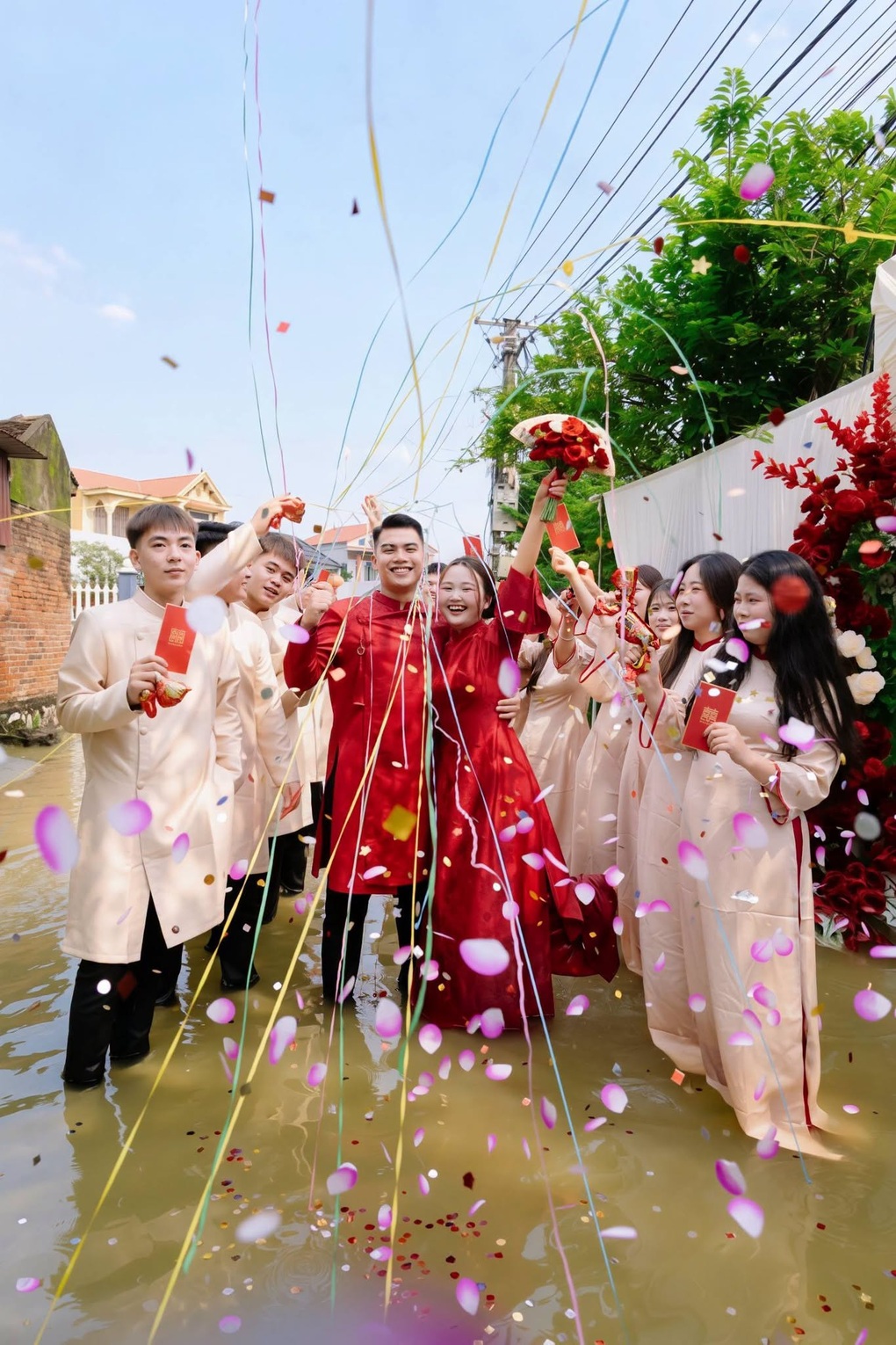 Đám cưới giữa lũ lụt Hà Nội và bộ ảnh cưới độc nhất vô nhị