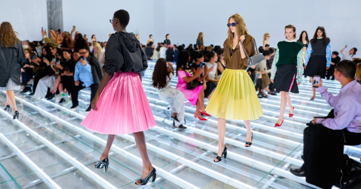 Prada Xuân Hè: Khi chân váy trở thành nhân vật chính