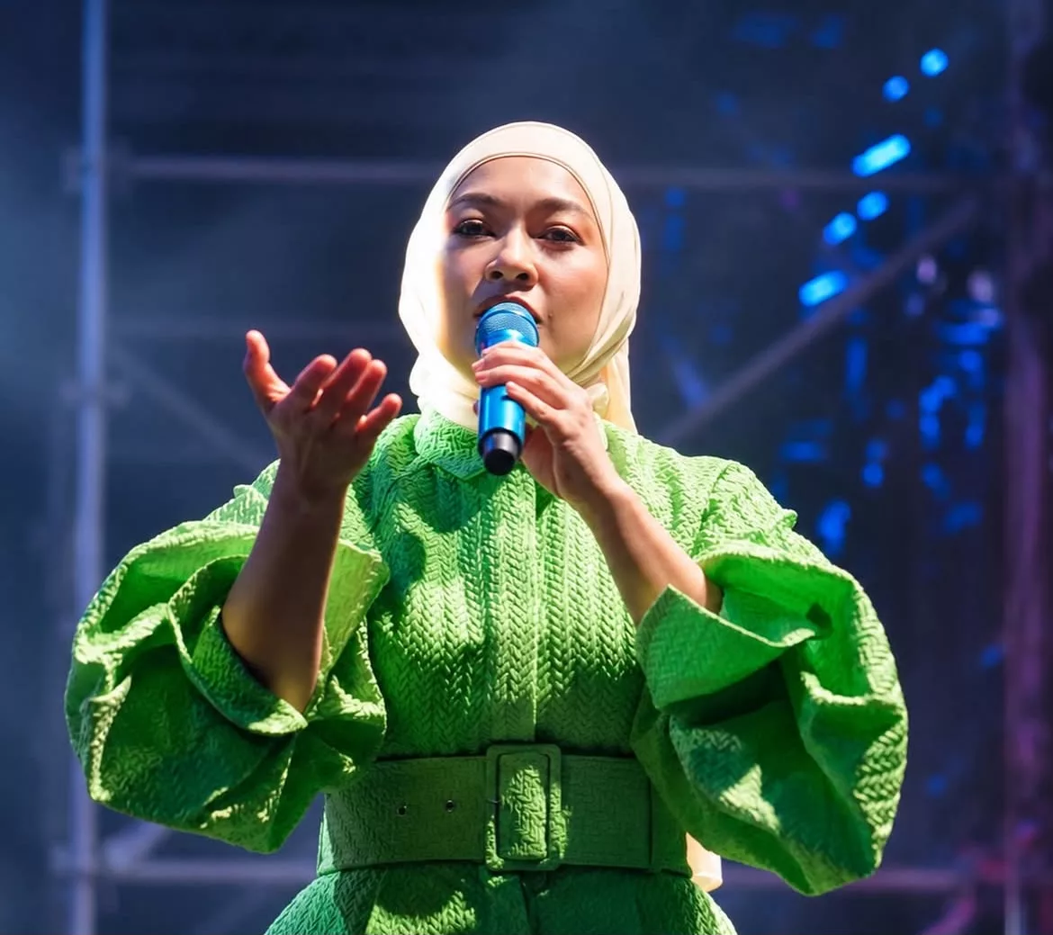 Dari Defensif ke Bijaksana: Penyanyi Wanita Belajar Hadapi Kritikan
