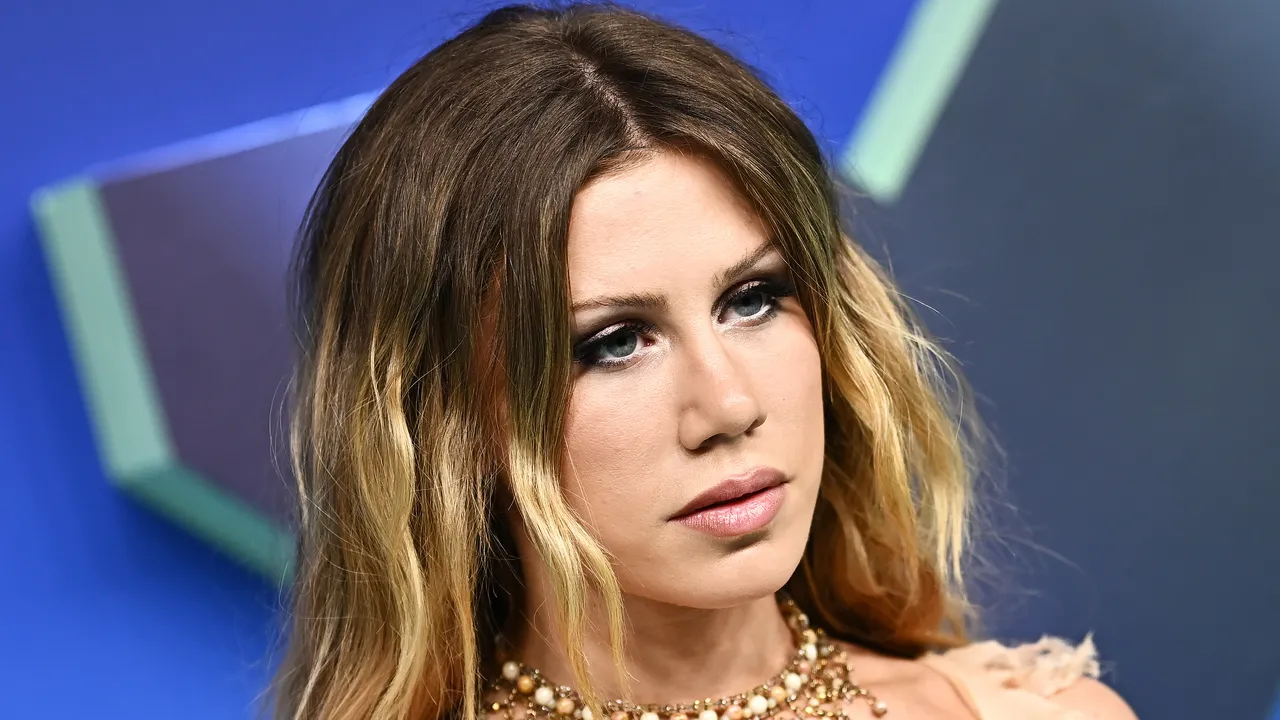 Những Xu Hướng Trang Điểm Thảm Đỏ VMAs: Từ Mắt Mèo Taylor Swift Đến Vibe Siren Của Slayyyter