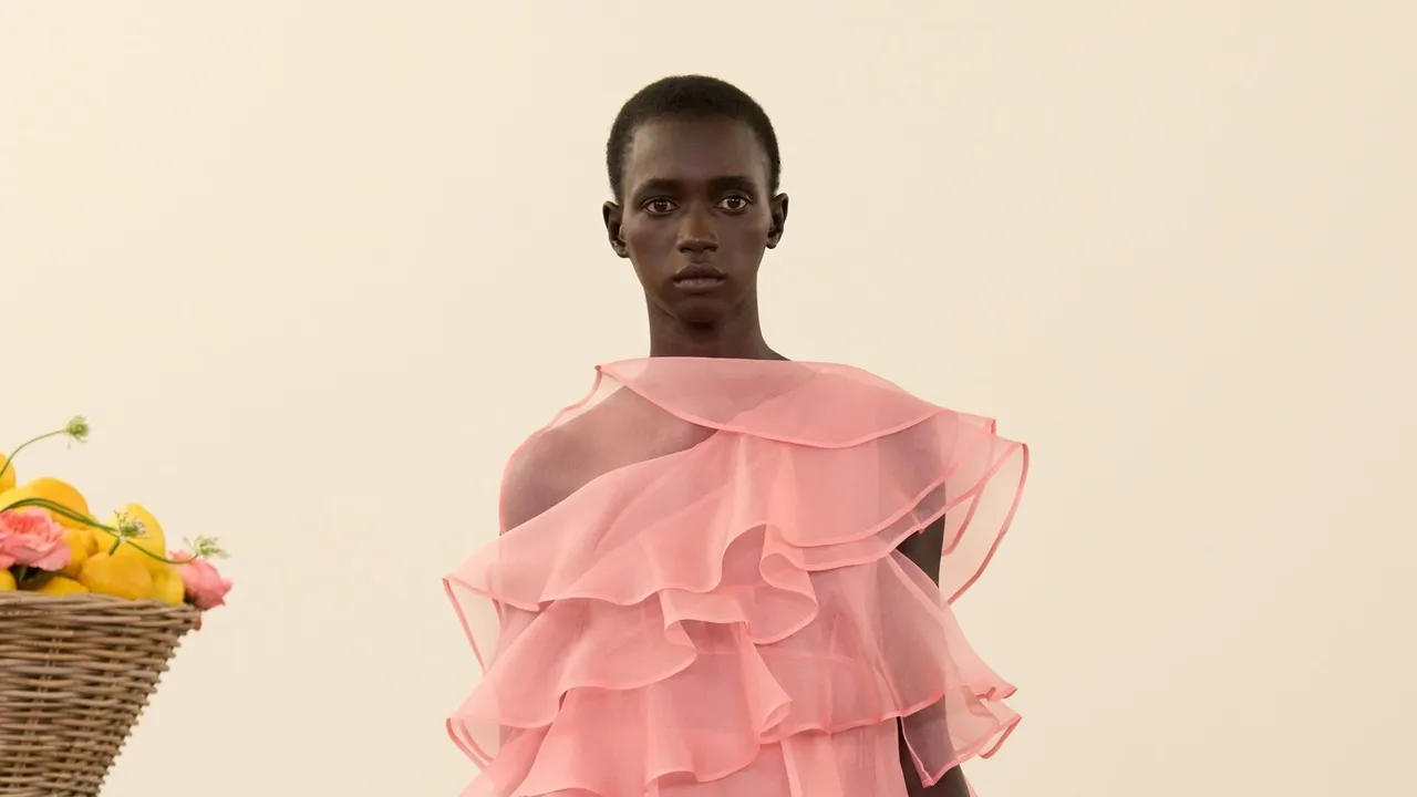 Từ Donatella Versace đến Giambattista Valli: Làn sóng nhà thiết kế đòi lại quyền sáng tạo