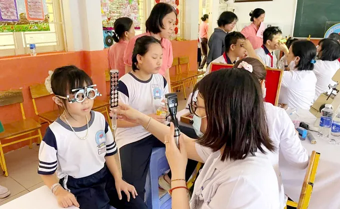 Cận thị trẻ em gia tăng nhanh: 7 thói quen cha mẹ phải thay đổi ngay