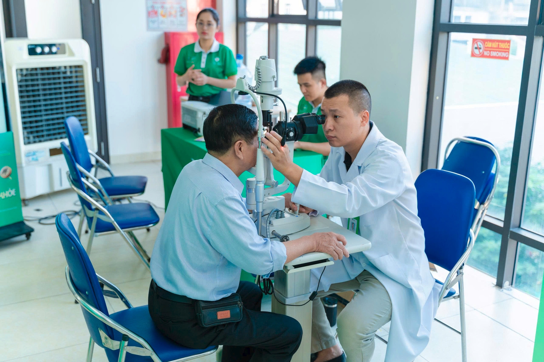 Khám mắt miễn phí cho người cao tuổi: từ sàng lọc đến khoảng trống tiếp cận chuyên khoa