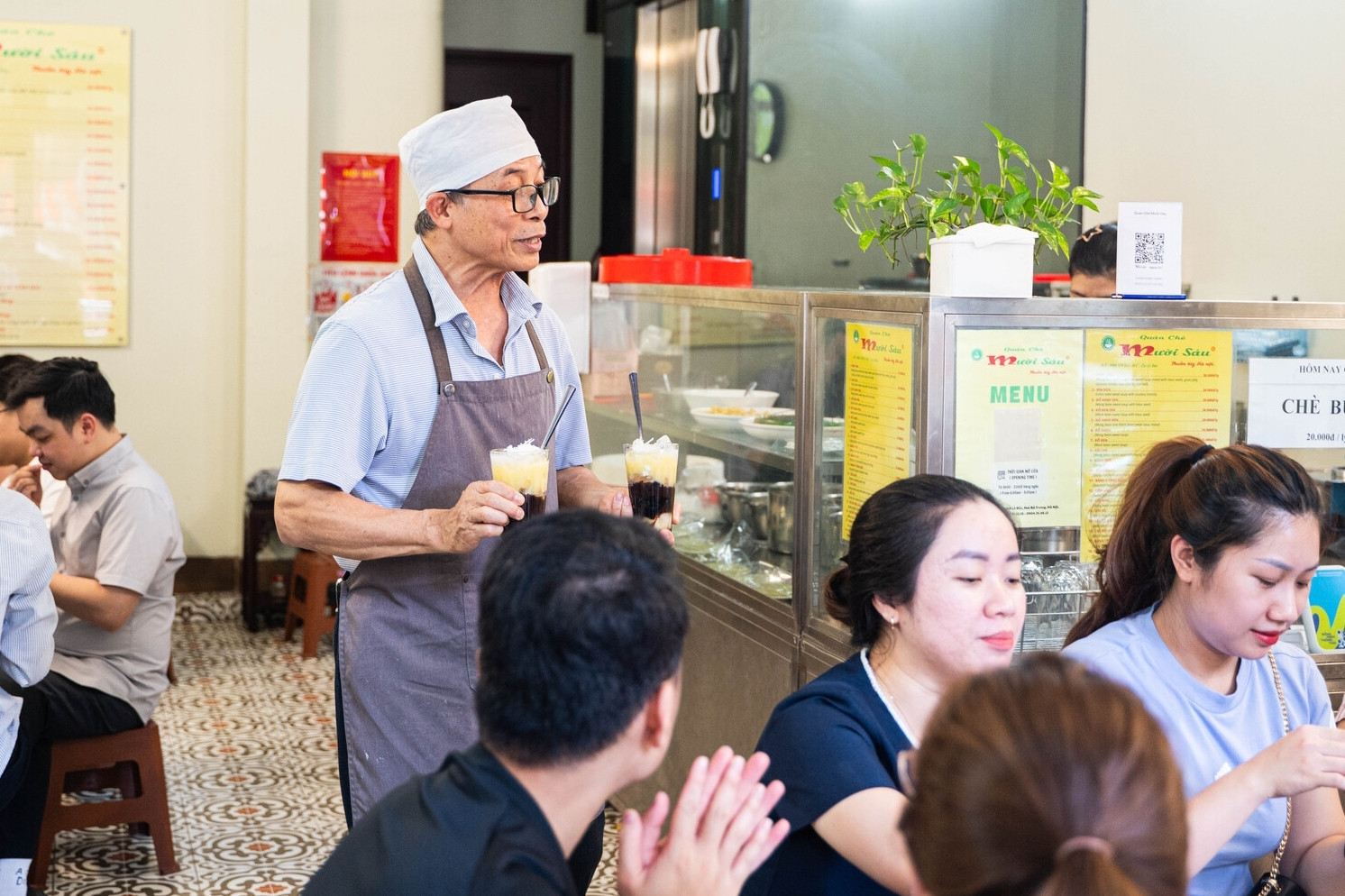Những quán ăn vặt lâu năm ở Hoàn Kiếm: Vì sao khách vẫn xếp hàng?
