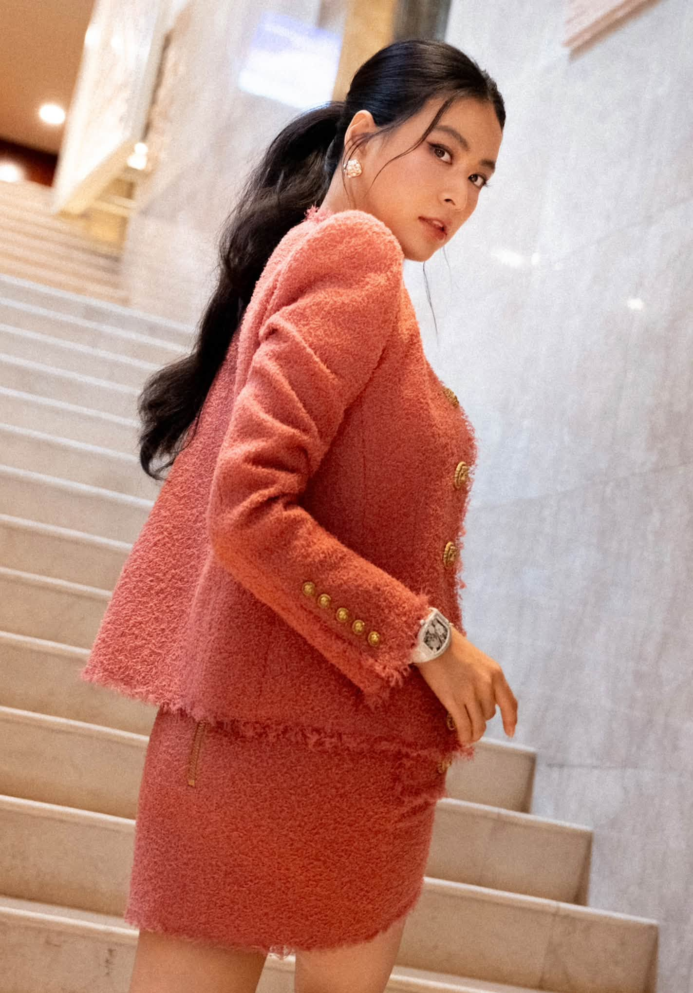 Hoàng Thùy Linh phối đồ luxury: đắt đỏ nhưng rất thông minh