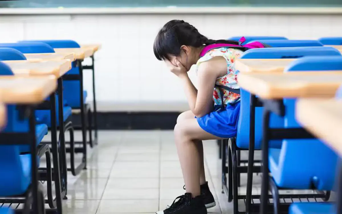 Những dấu hiệu cảnh báo con đang tổn thương tâm lý và cách cha mẹ hỗ trợ