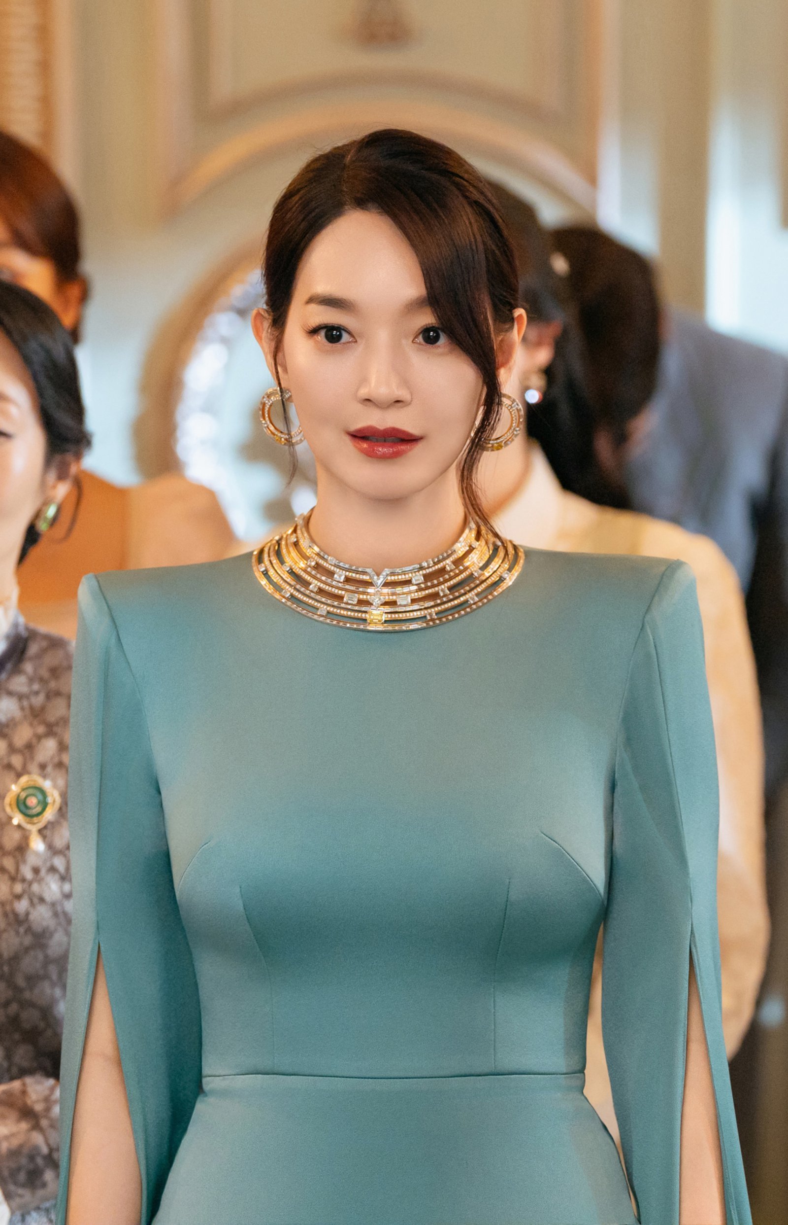 Thiết kế trang phục hoàng gia trong “Nữ hoàng tái hôn”