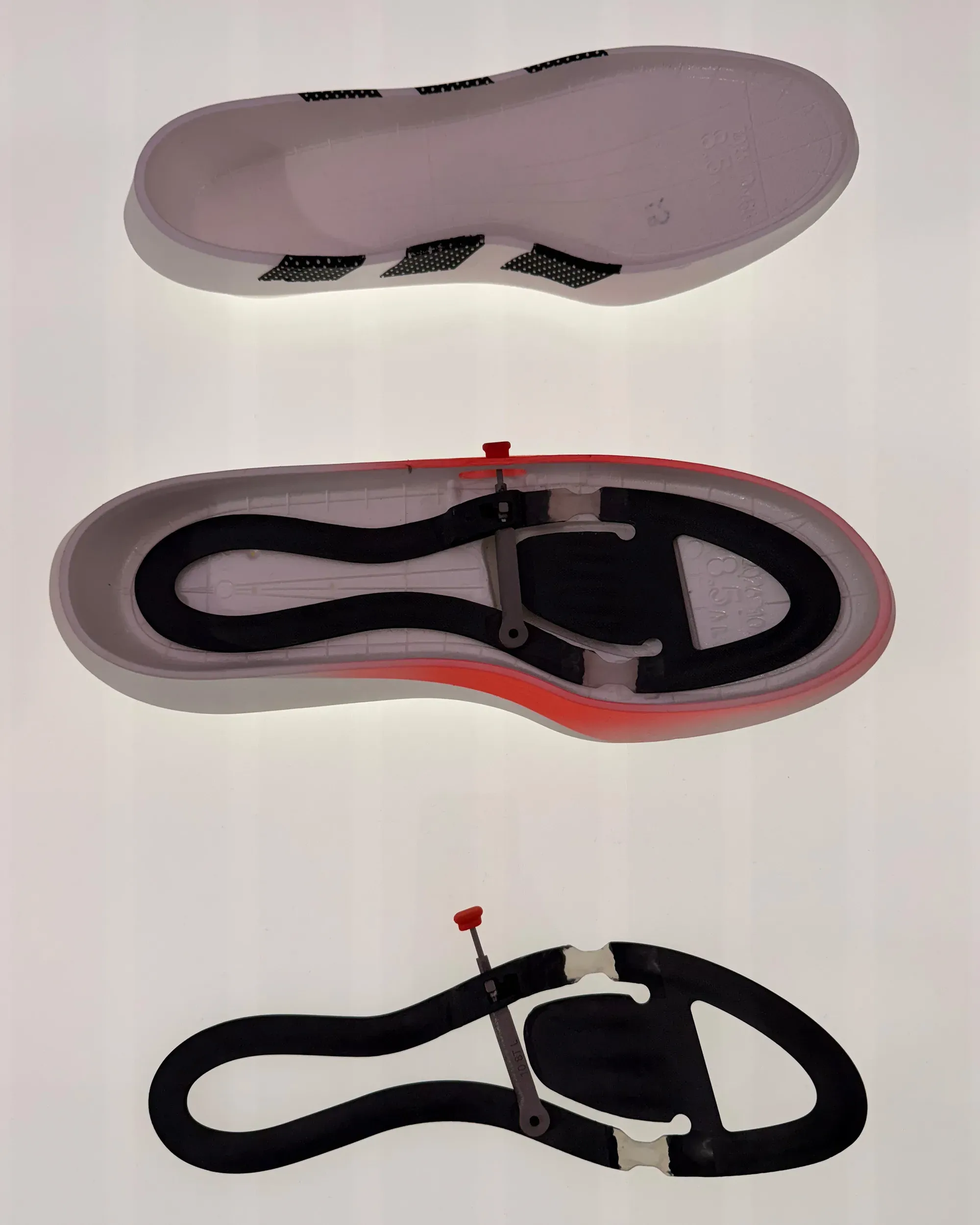 Mizuno Hyperwarp 96 vs Adidas Adizero Gearshift: cuộc đua giày chạy siêu nhẹ