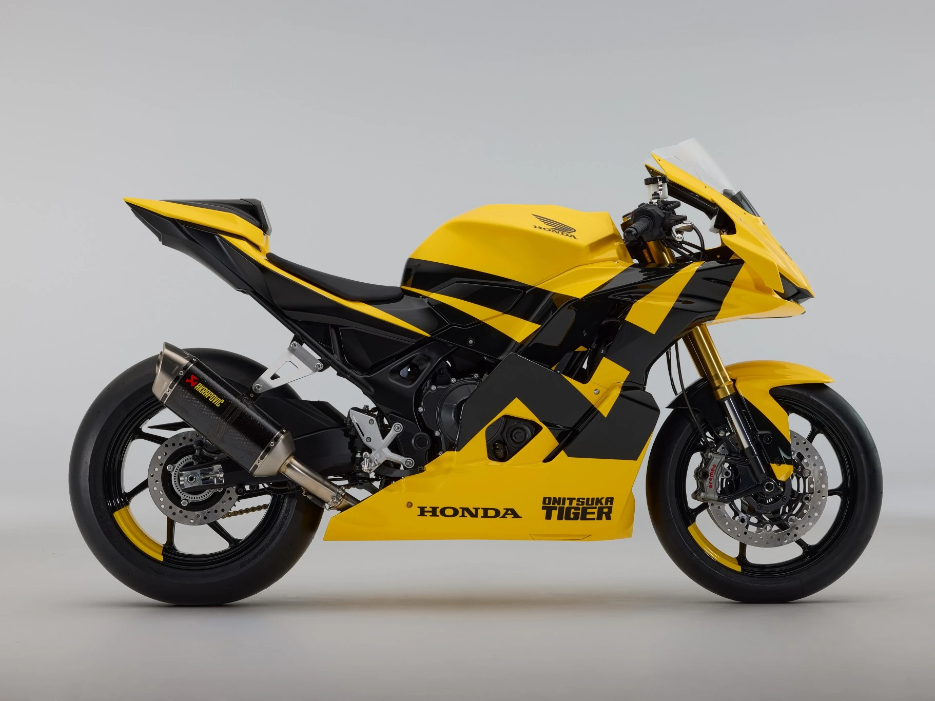 Ketika Mobiliti Bertemu Fesyen: Honda x Onitsuka Tiger di Milan Fashion Week
