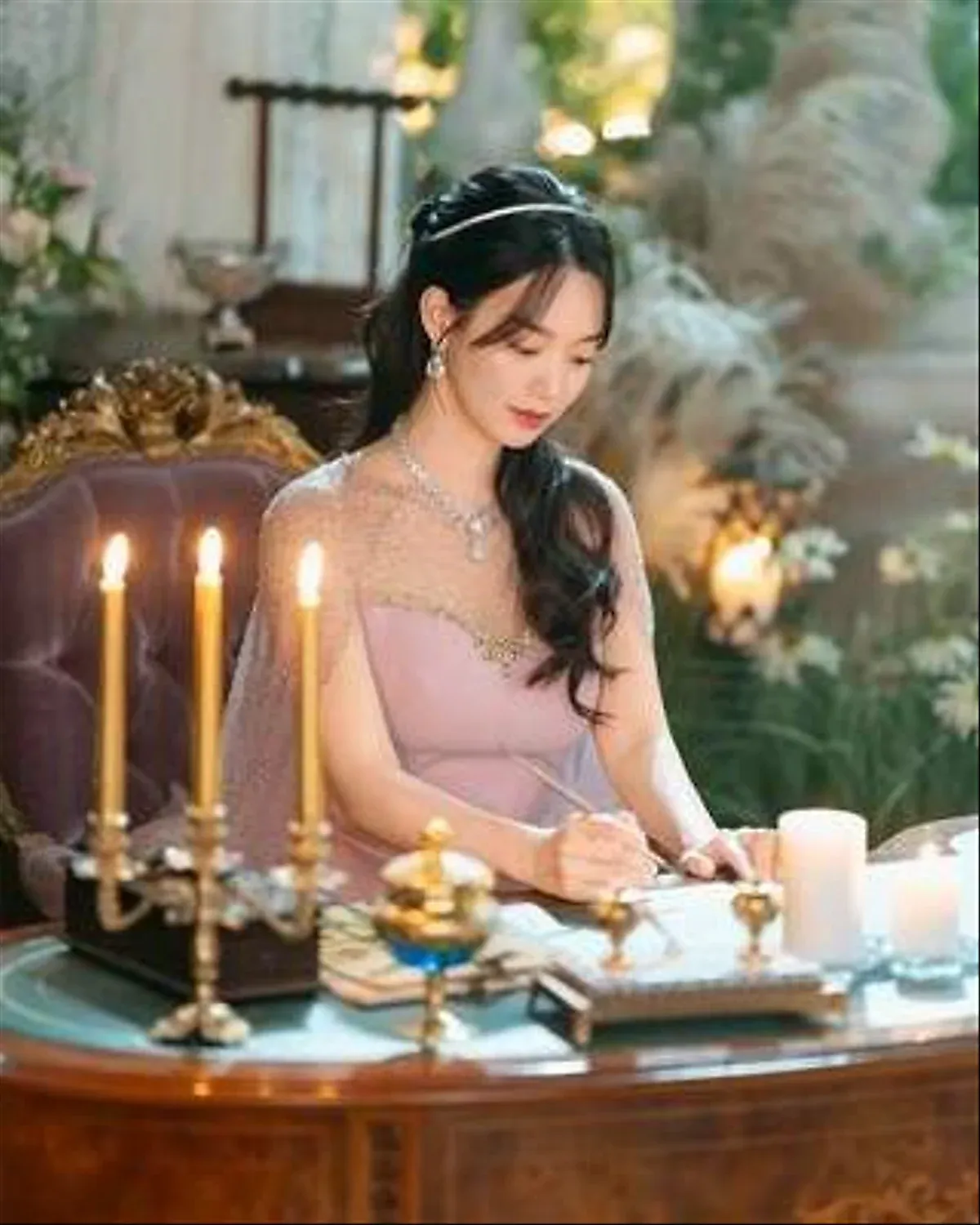 Từ webtoon tỷ lượt xem đến Disney+: ‘Nữ hoàng tái hôn’ định nghĩa lại chuyển thể fantasy lãng mạn