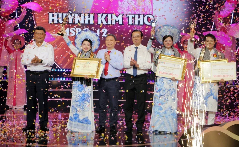 Huỳnh Kim Tho đăng quang Chuông Vàng vọng cổ: hành trình của một lao động xa xứ