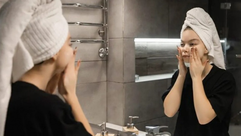 Bỏ qua tẩy trang trước khi ngủ: sai lầm chí mạng của skincare tối giản