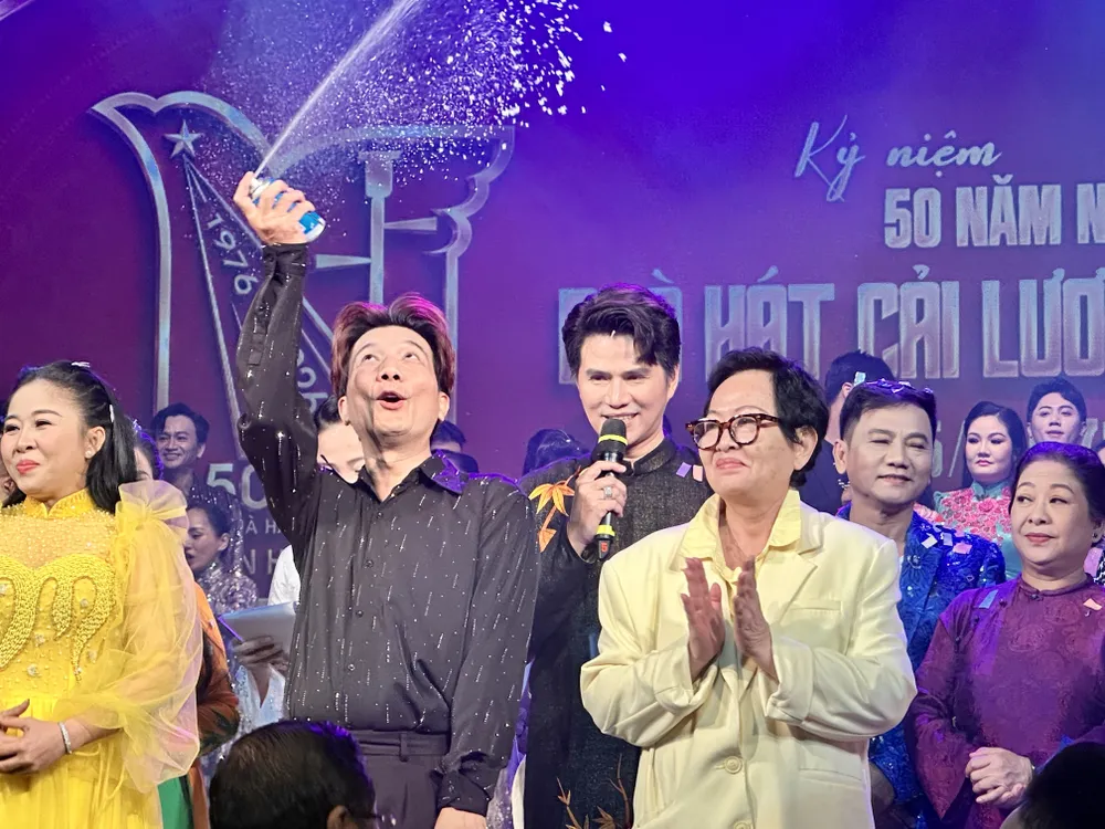 Ba thế hệ cải lương hội ngộ: nước mắt và di sản