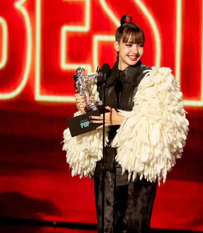Lisa làm nên lịch sử tại VMAs với chiến thắng Best Pop
