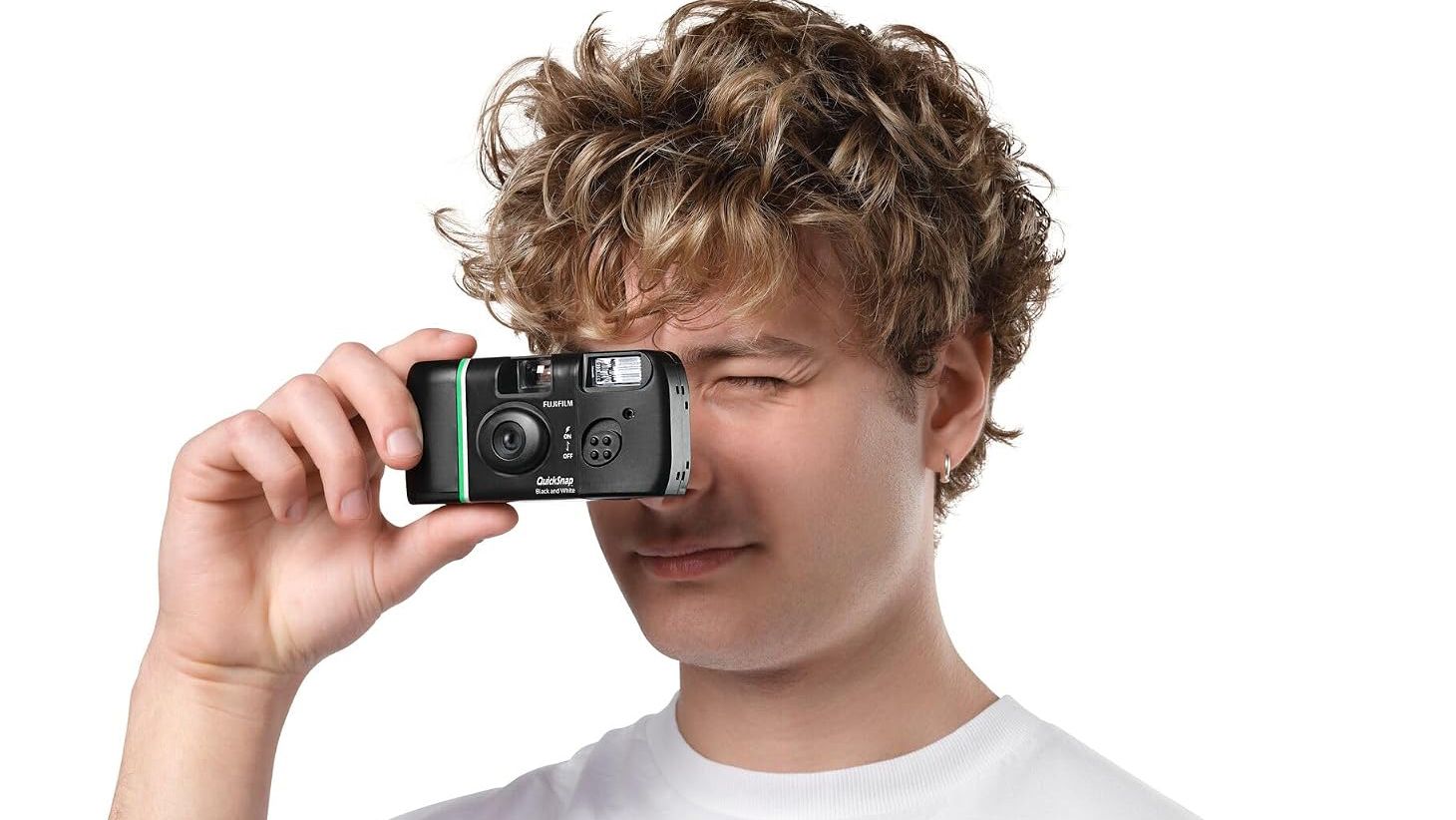 Máy Ảnh Lấy Liền Giá Rẻ: Chọn Instant Film Hay Hybrid Kỹ Thuật Số?