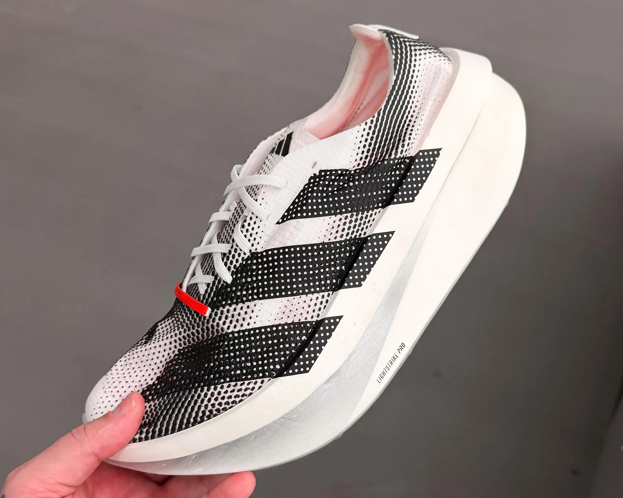 Công nghệ carbon plate: Cuộc đua giữa Adizero Adios Pro 5 và Adizero Gearshift