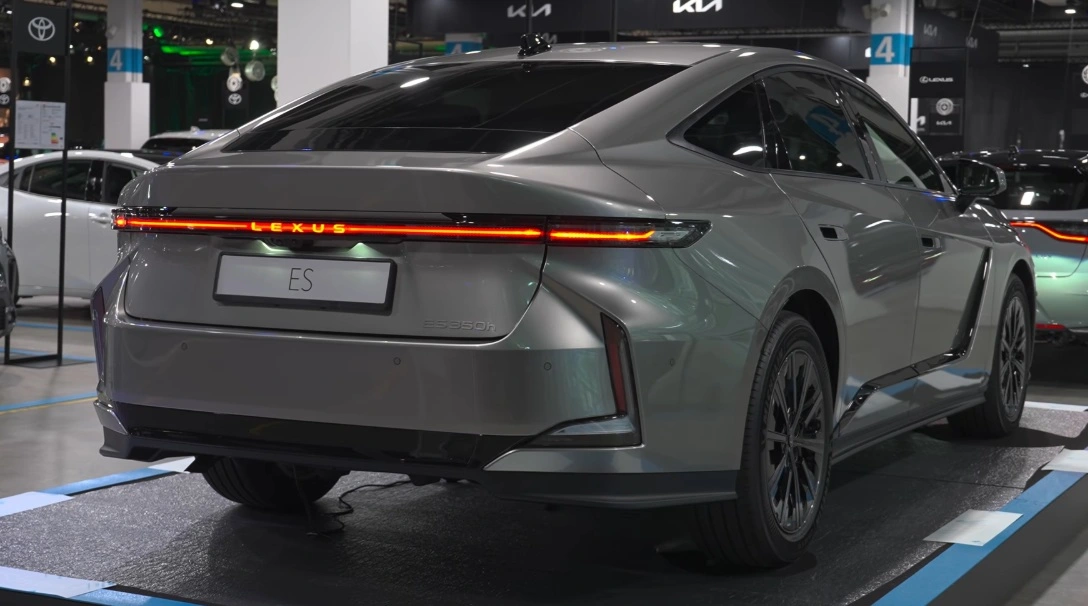 Lexus ES 500e: sedan điện hạng sang 2 mô-tơ gần 3 tỷ