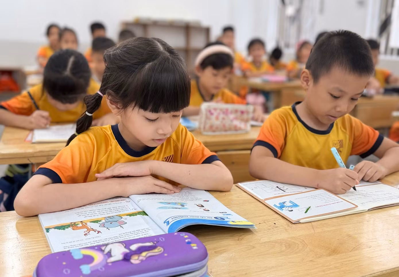 Áp lực bài tập buổi tối lớp 1: Căng thẳng từ bàn học lan sang bàn ăn