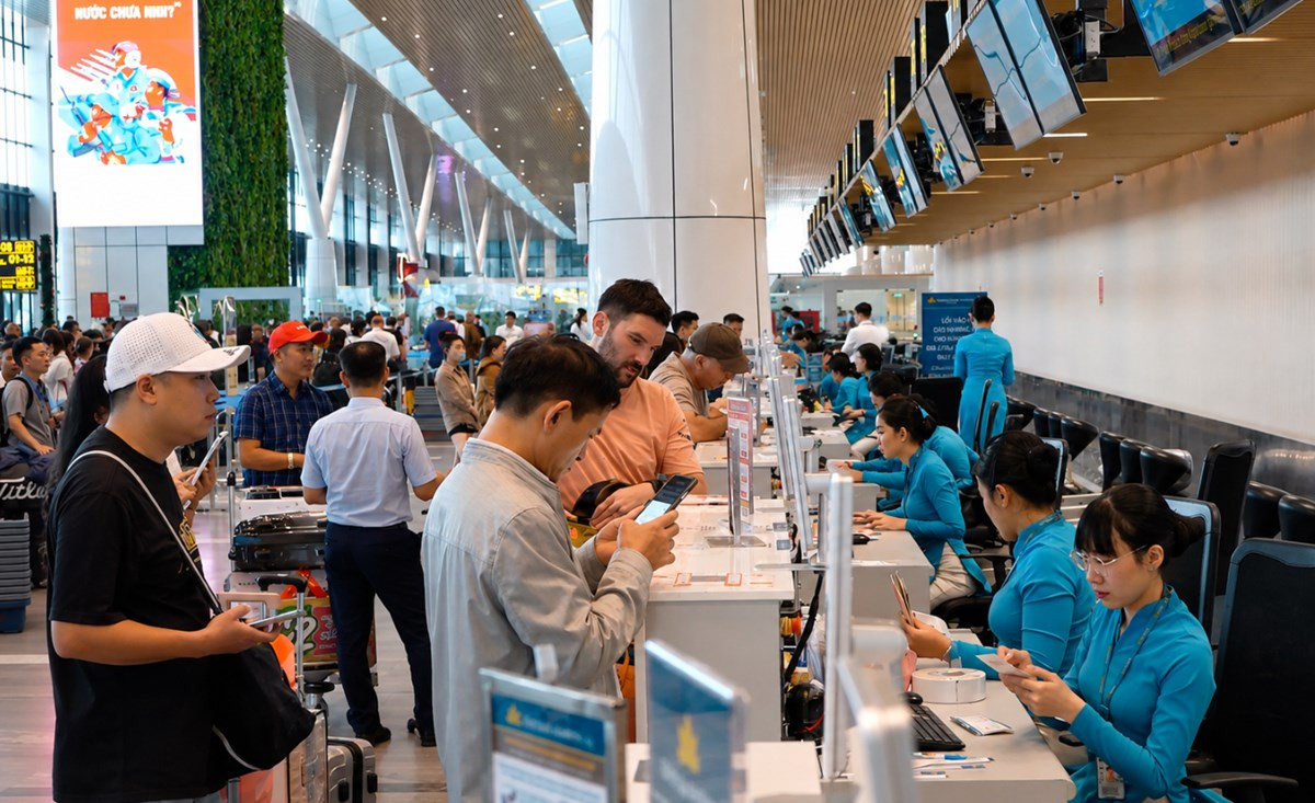 Vé máy bay Tết Đinh Mùi tăng 10-20%: Nên mua ngay hay chờ?
