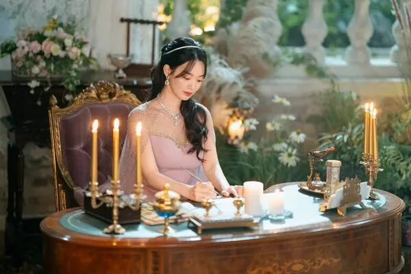 Từ webtoon tỷ lượt xem đến Disney+: ‘Nữ hoàng tái hôn’ định nghĩa lại chuyển thể fantasy lãng mạn