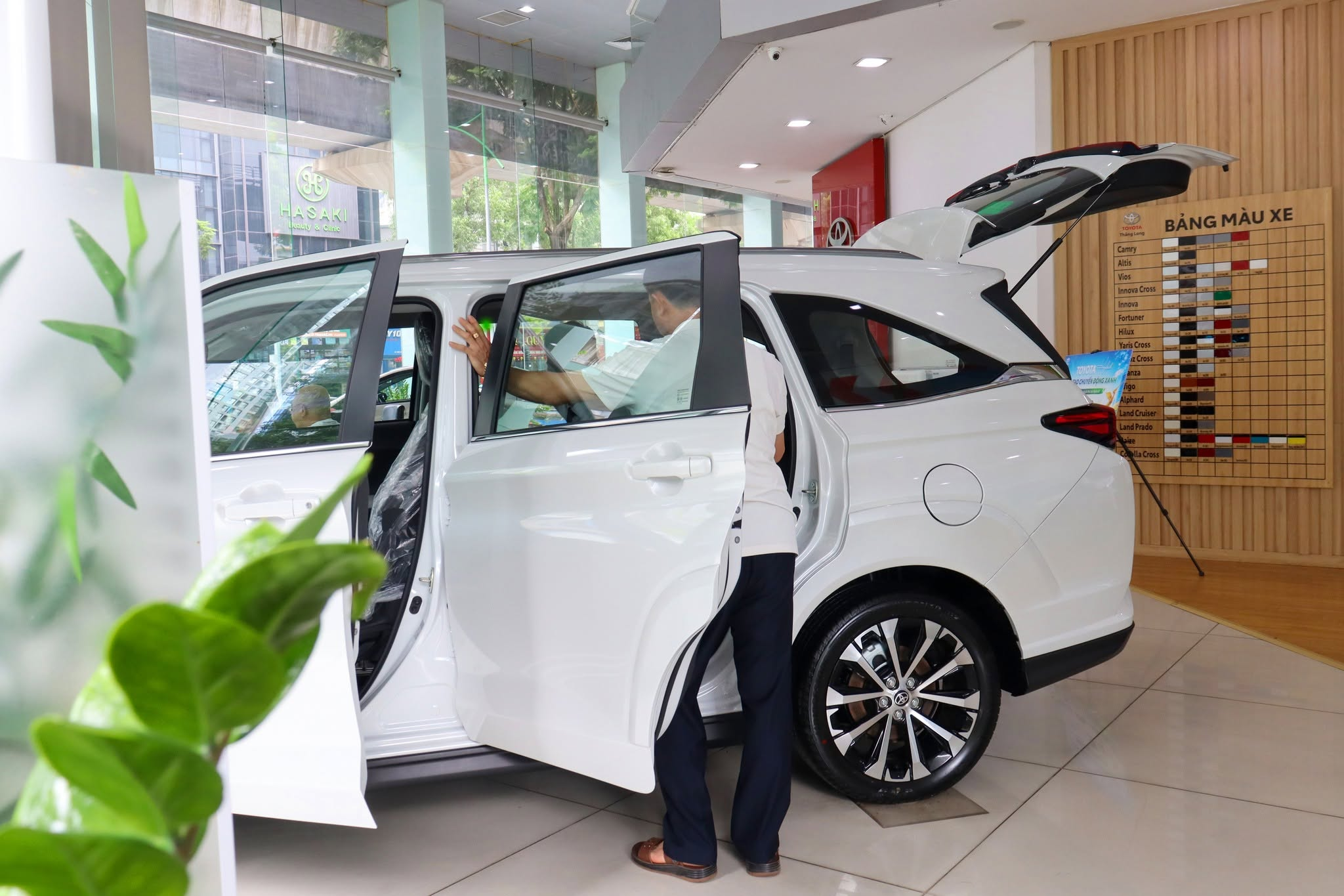 Toyota hybrid chiếm 67% thị phần: Cuộc chơi xe tiết kiệm xăng đã ngã ngũ