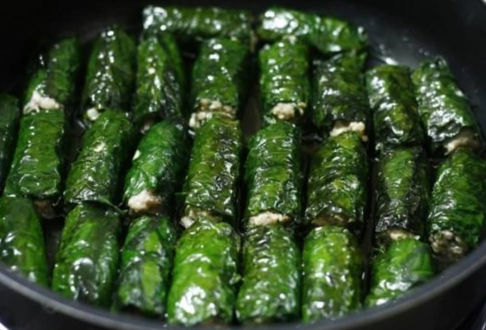 Chả lá lốt xanh mướt, nhân mềm thơm: Bí quyết trước khi rán