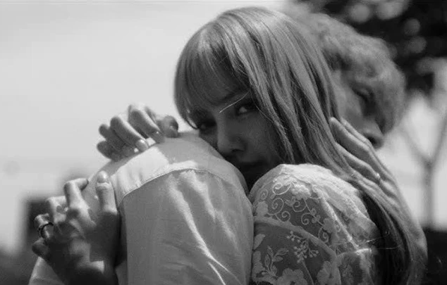 Lisa làm nên lịch sử tại VMAs với chiến thắng Best Pop
