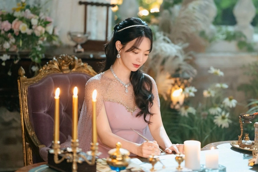 Thiết kế trang phục hoàng gia trong “Nữ hoàng tái hôn”