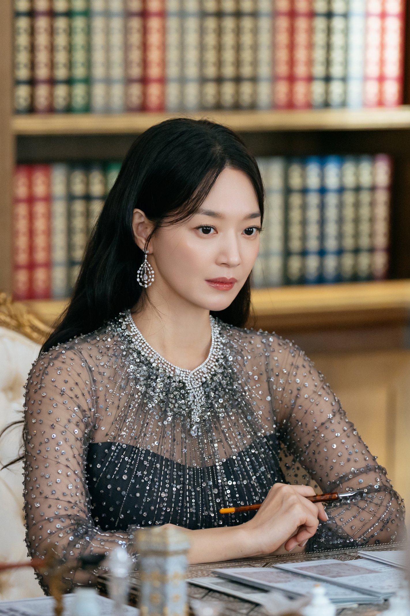 Thiết kế trang phục hoàng gia trong “Nữ hoàng tái hôn”