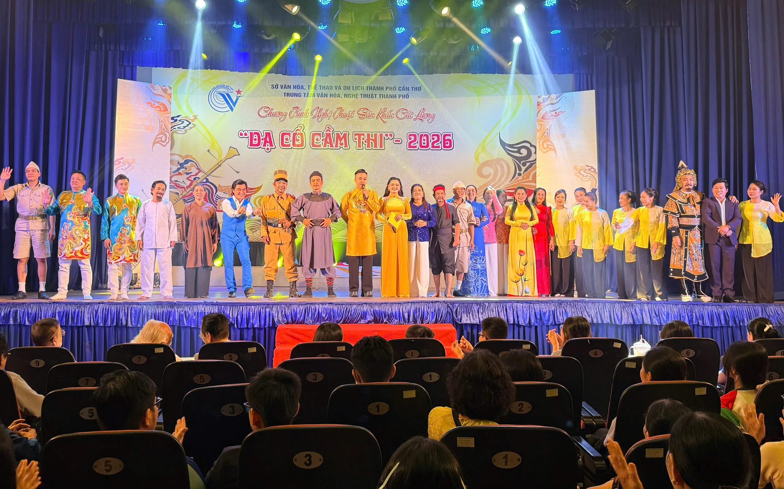 Dạ cổ Cầm Thi mang sân khấu cải lương truyền thống đến gần học sinh, sinh viên
