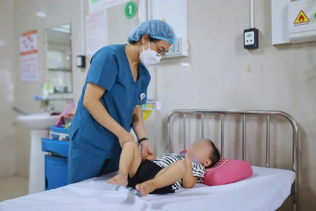 Lá lộc mại và thuốc dân gian nguy hiểm cho trẻ táo bón