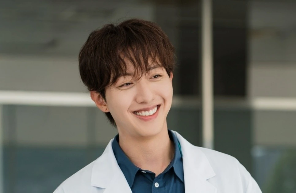 Lee Jung Shin mang lại cảm giác chữa lành với vai bác sĩ trong ‘What A Boss Wants’