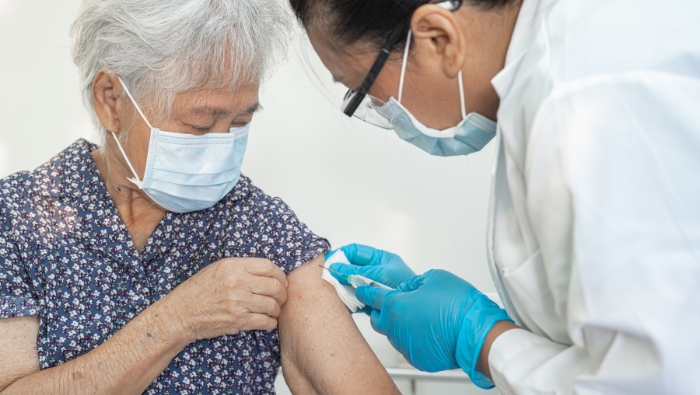 Tiêm vaccine cúm khi đang uống kháng sinh: Nên hay hoãn?