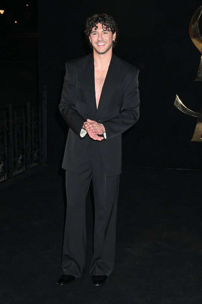 Saint Laurent và cú “lật bàn” menswear từ hàng ghế K-pop