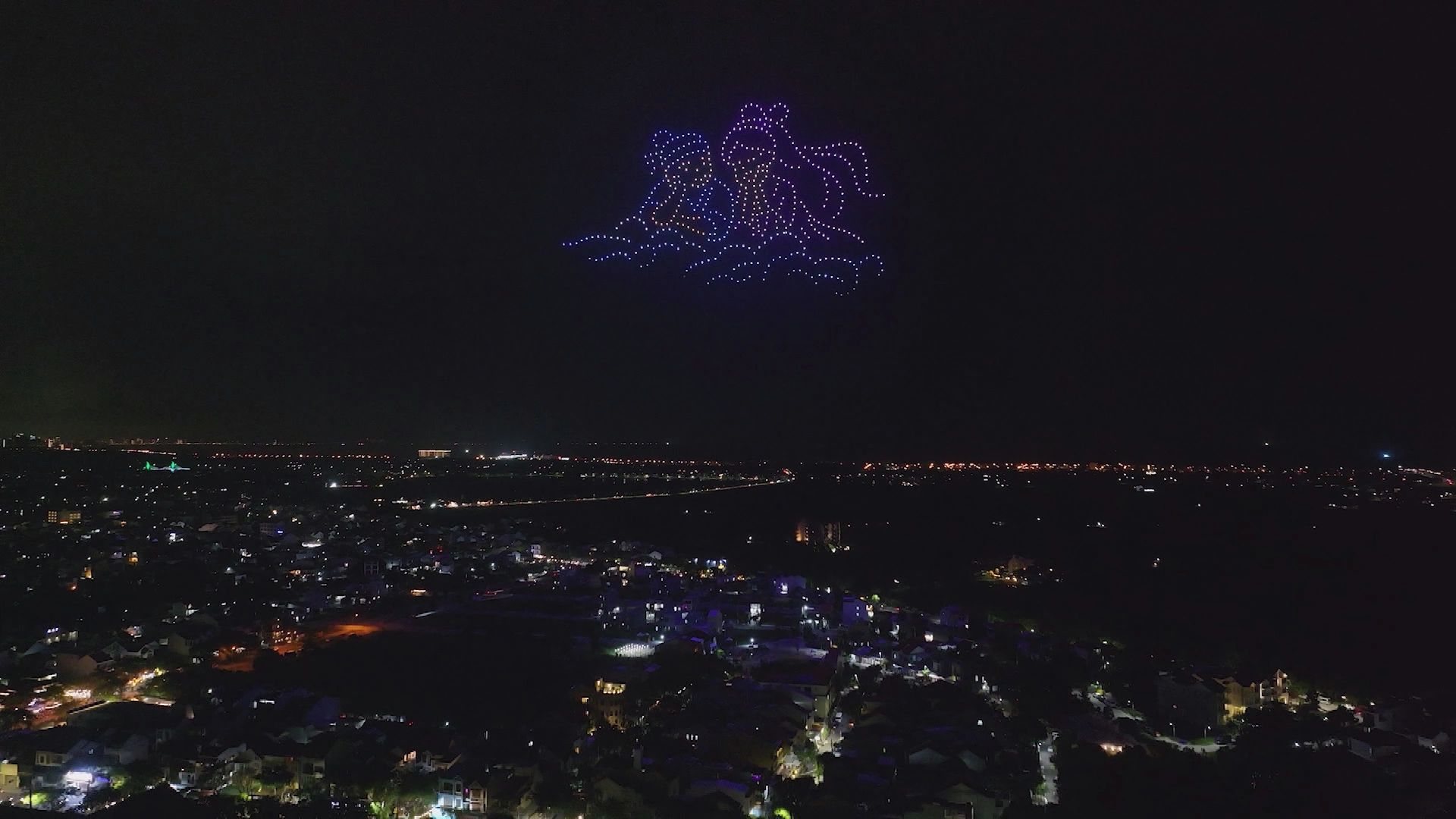 Màn trình diễn drone và pháo hoa thắp sáng đêm Trung thu Hội An