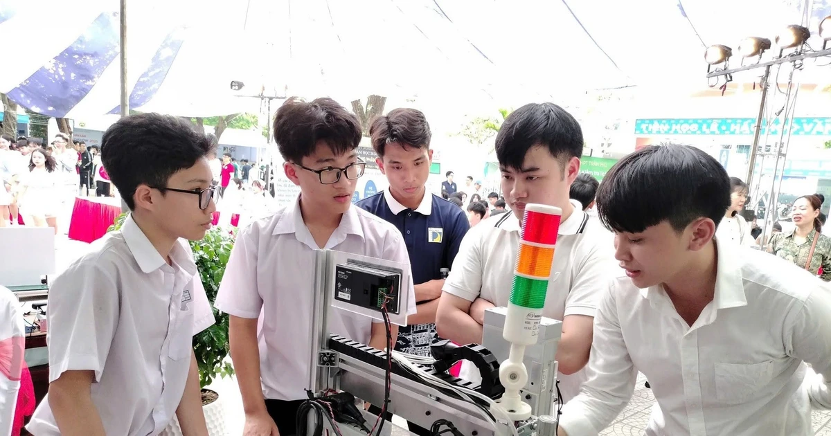 Từ phòng học STEM hiện đại đến thực tiễn giảng dạy