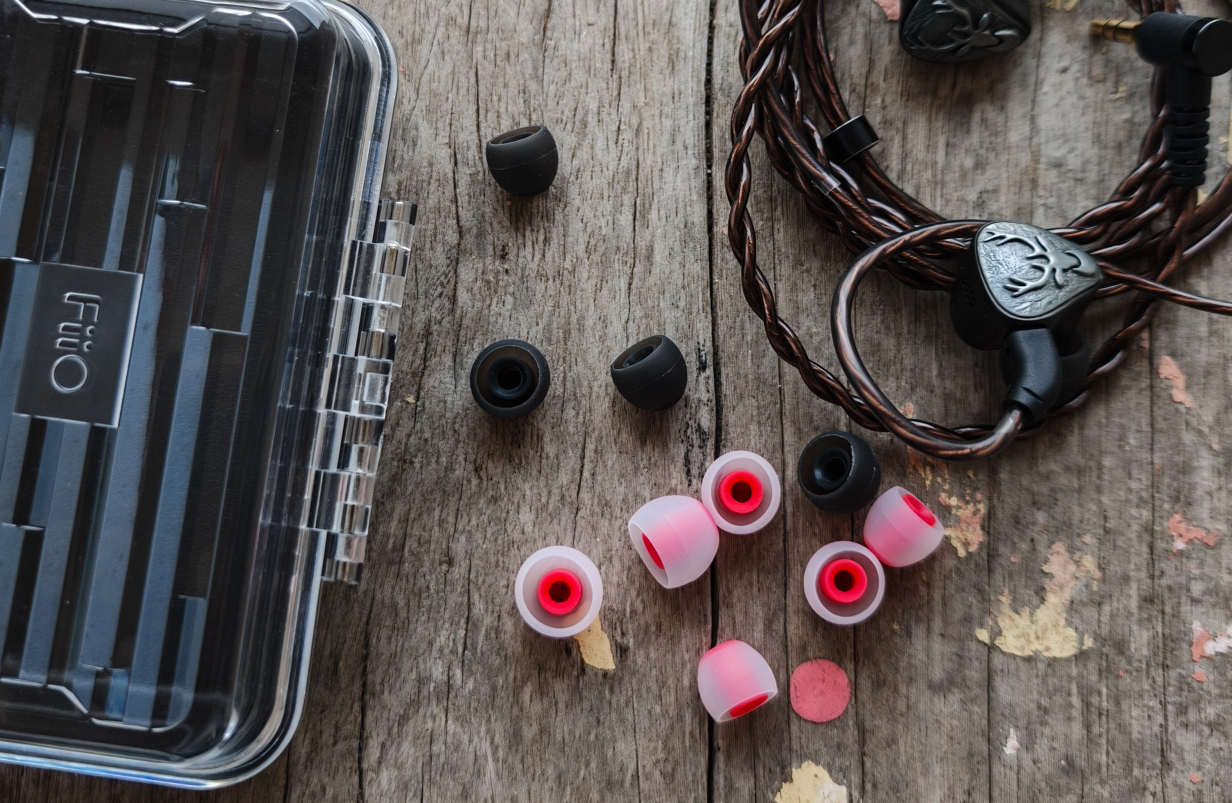 Tai nghe in-ear dưới 2 triệu: NiceHCK Tears, FiiO FH3 Lumi hay Sivga Lyrebird?