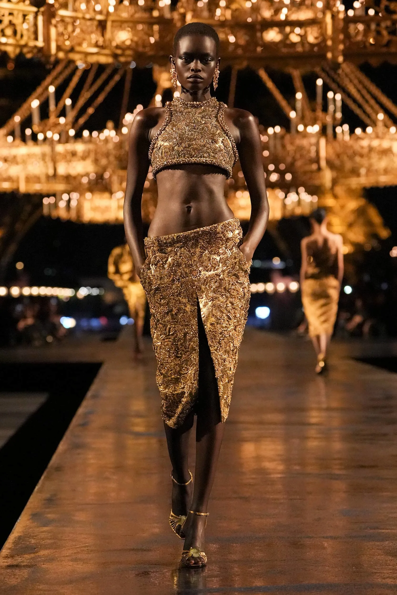 Saint Laurent Memukau dengan Koleksi Emas Berlebihan di Paris Fashion Week