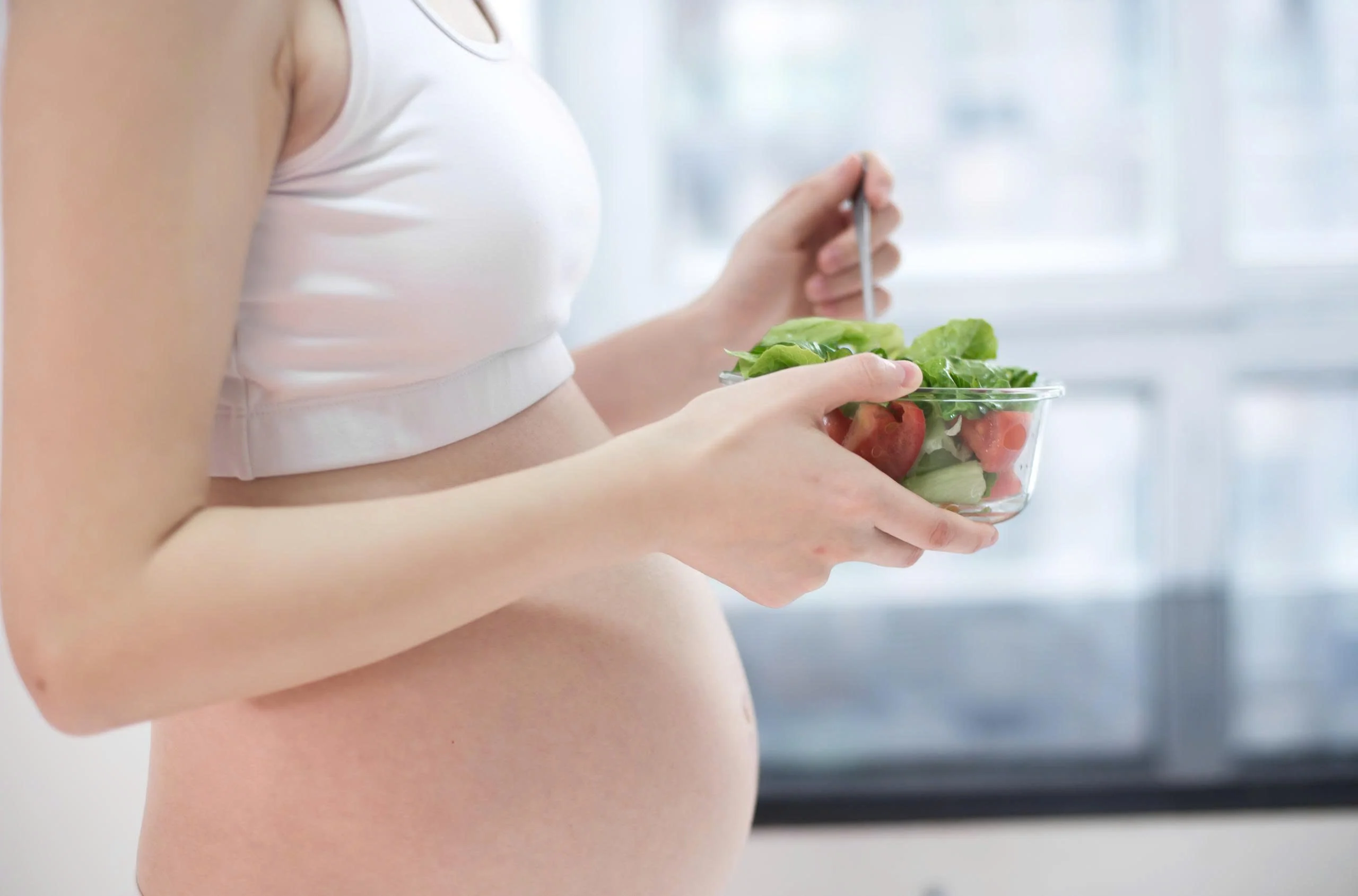 Thai chậm phát triển hay quá to: Điều chỉnh ăn uống ra sao?