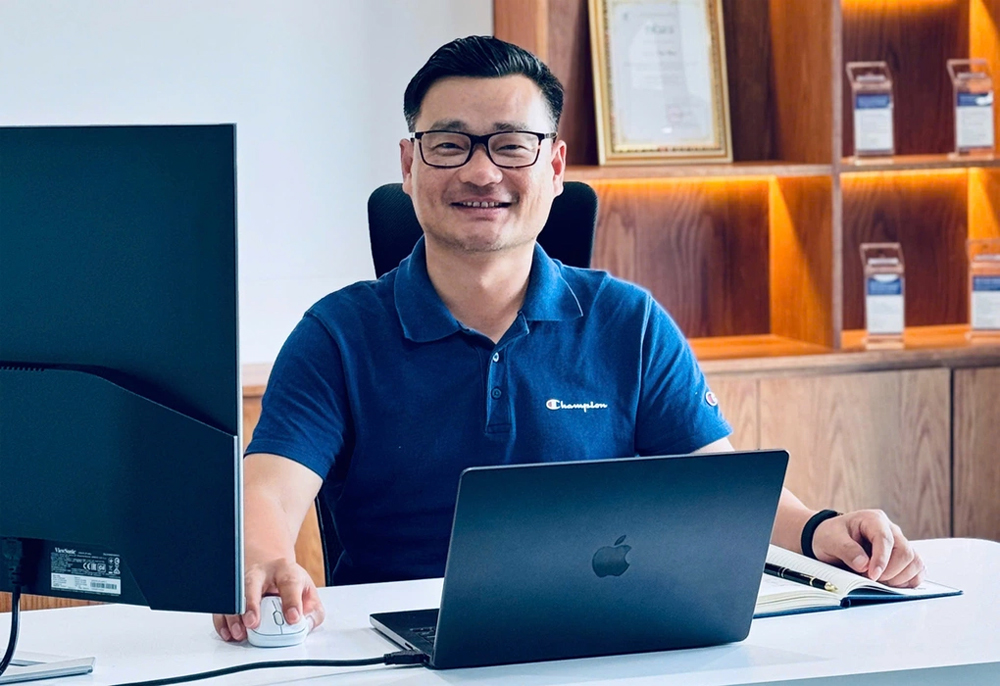 Chip nhân tạo giúp bệnh nhân mù đọc được chữ sau 2 ngày