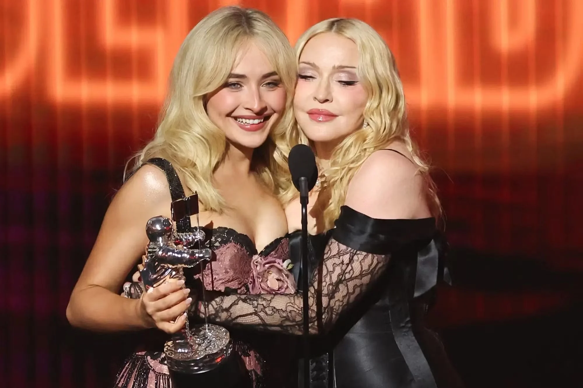 Taylor Swift phá kỷ lục, Madonna trở lại, Lisa gây tranh cãi tại MTV VMAs