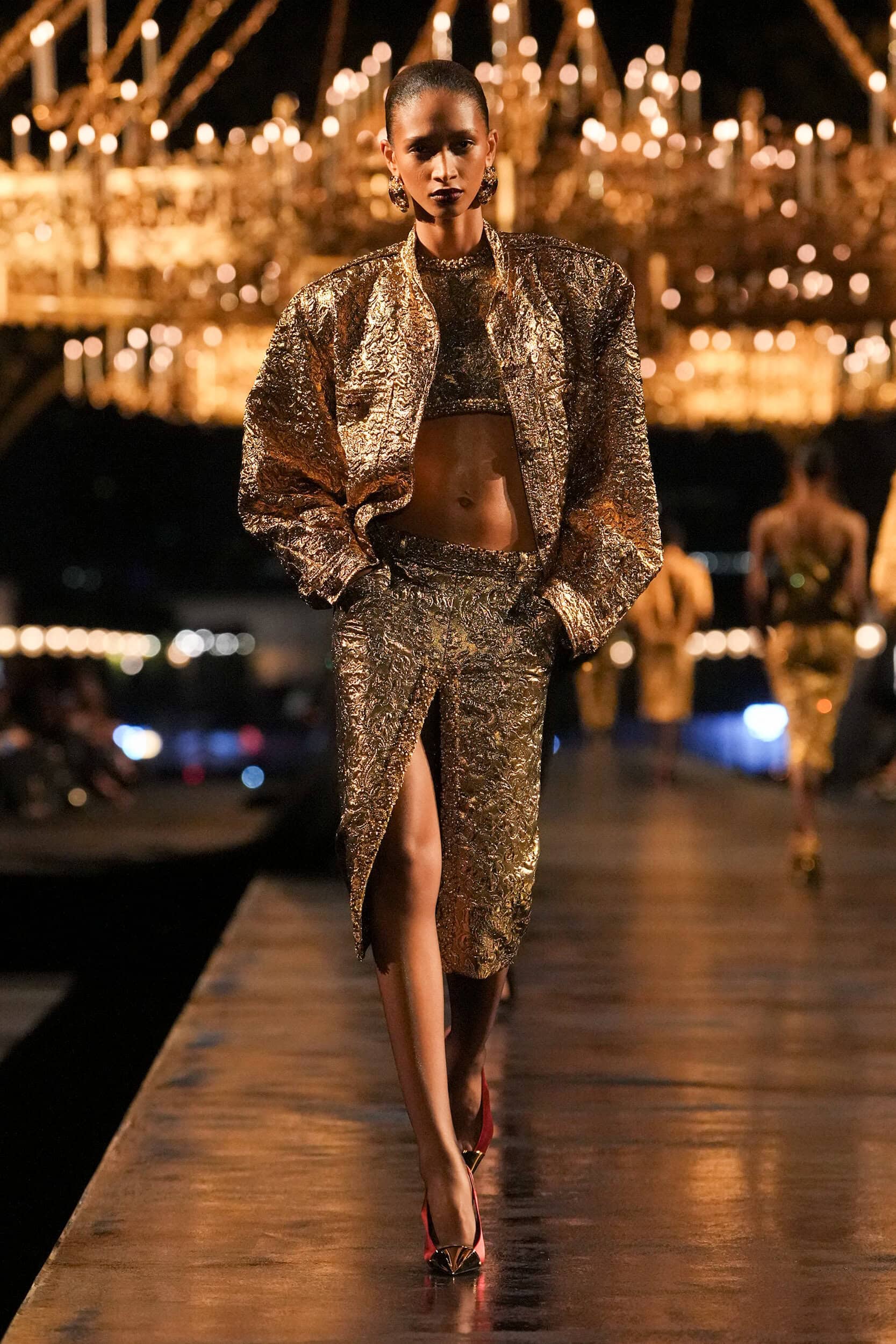 Saint Laurent Memukau dengan Koleksi Emas Berlebihan di Paris Fashion Week
