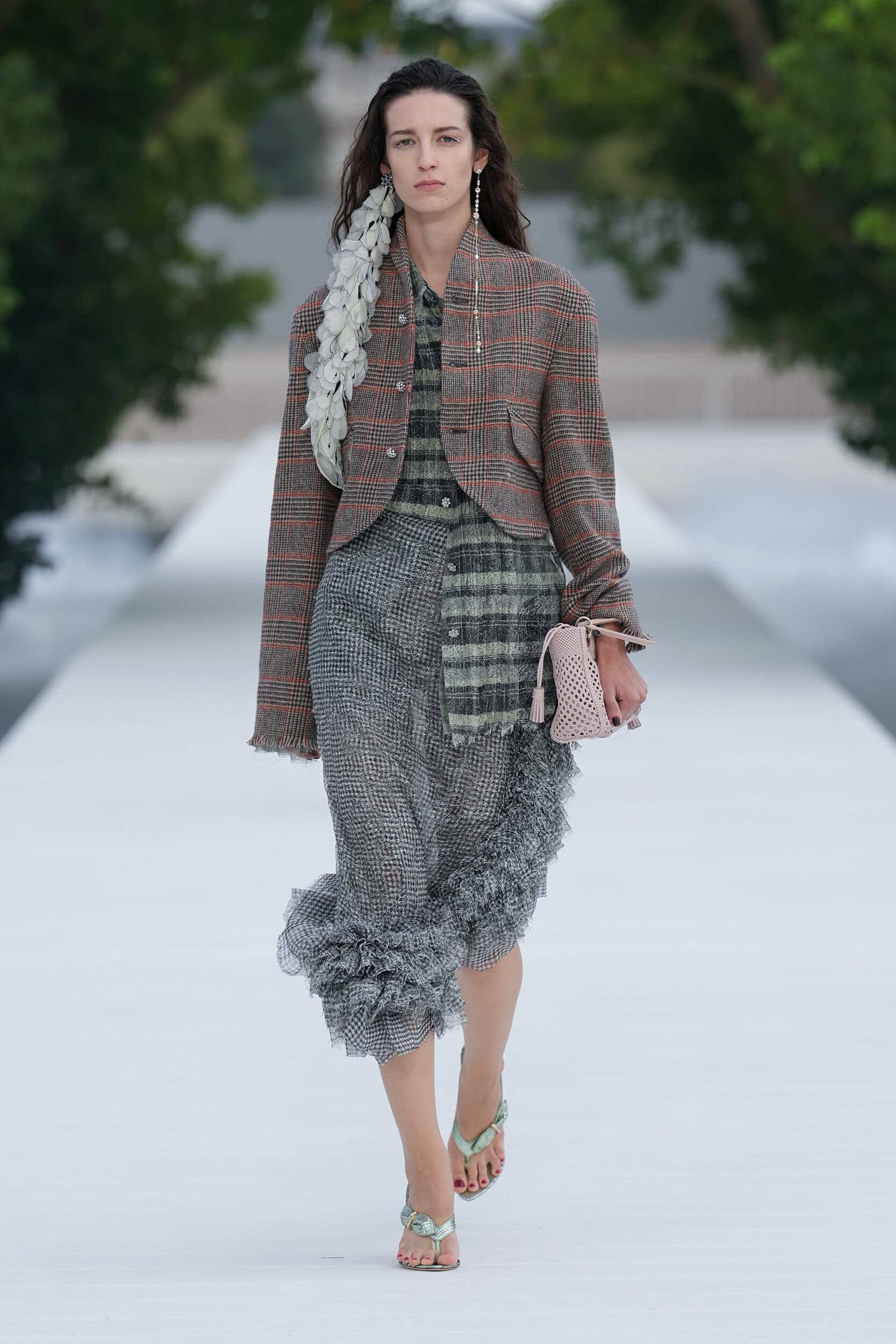 Giorgio Armani, Saint Laurent dan Christian Dior Mentafsirkan Musim Semi di Runway Haute Couture