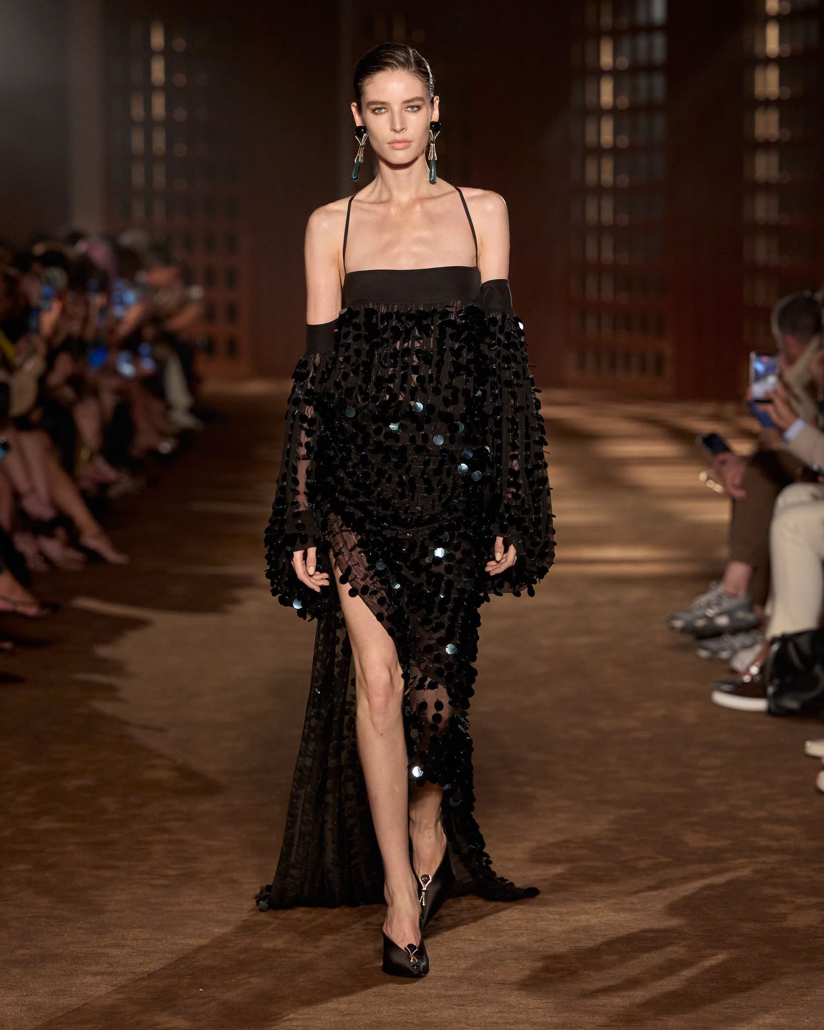 Ferragamo Xuân Hè: Workwear 1940 và trò chơi kín – hở của Maximilian Davis