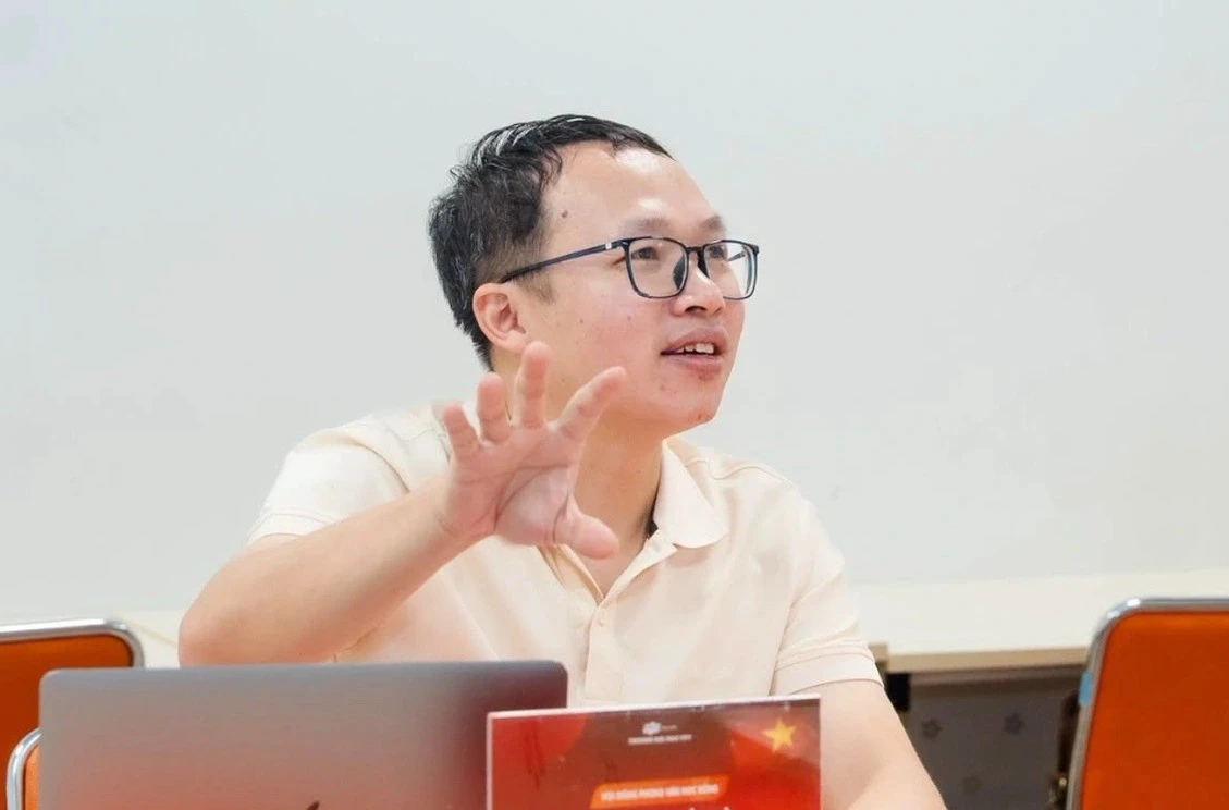 Hai nhà toán học Việt giải bài toán Courtade-Kumar