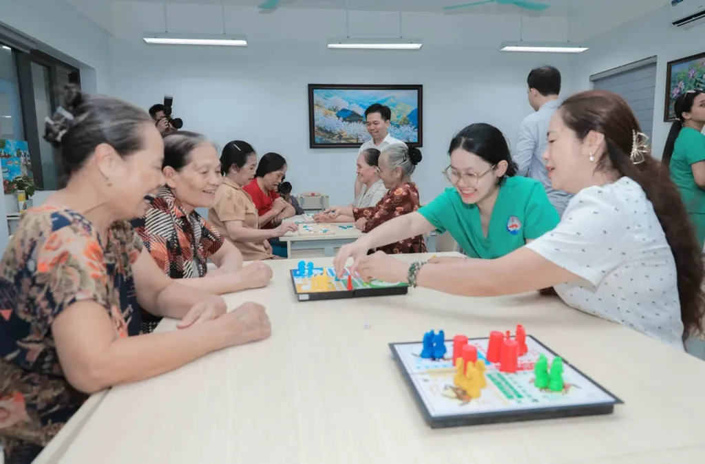 Kinh tế bạc và tương lai chăm sóc sức khỏe người cao tuổi