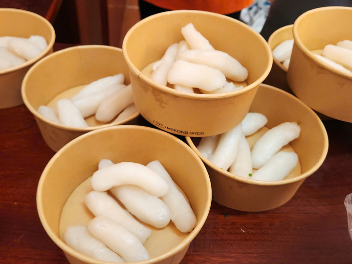 Bánh canh nhân dừa sáp Vĩnh Long và sức hút của đặc sản đường phố