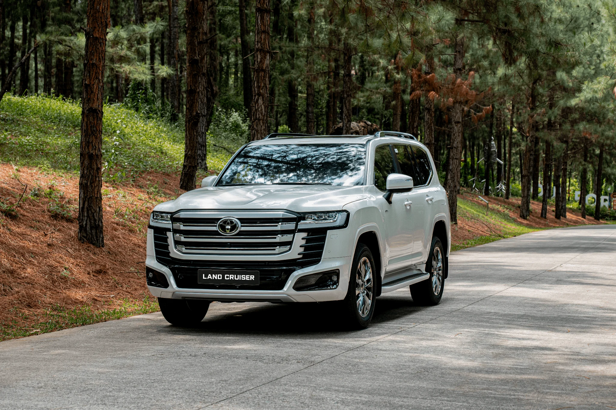 Land Cruiser 300 HEV: quân bài hybrid mới ở phân khúc SUV cao cấp
