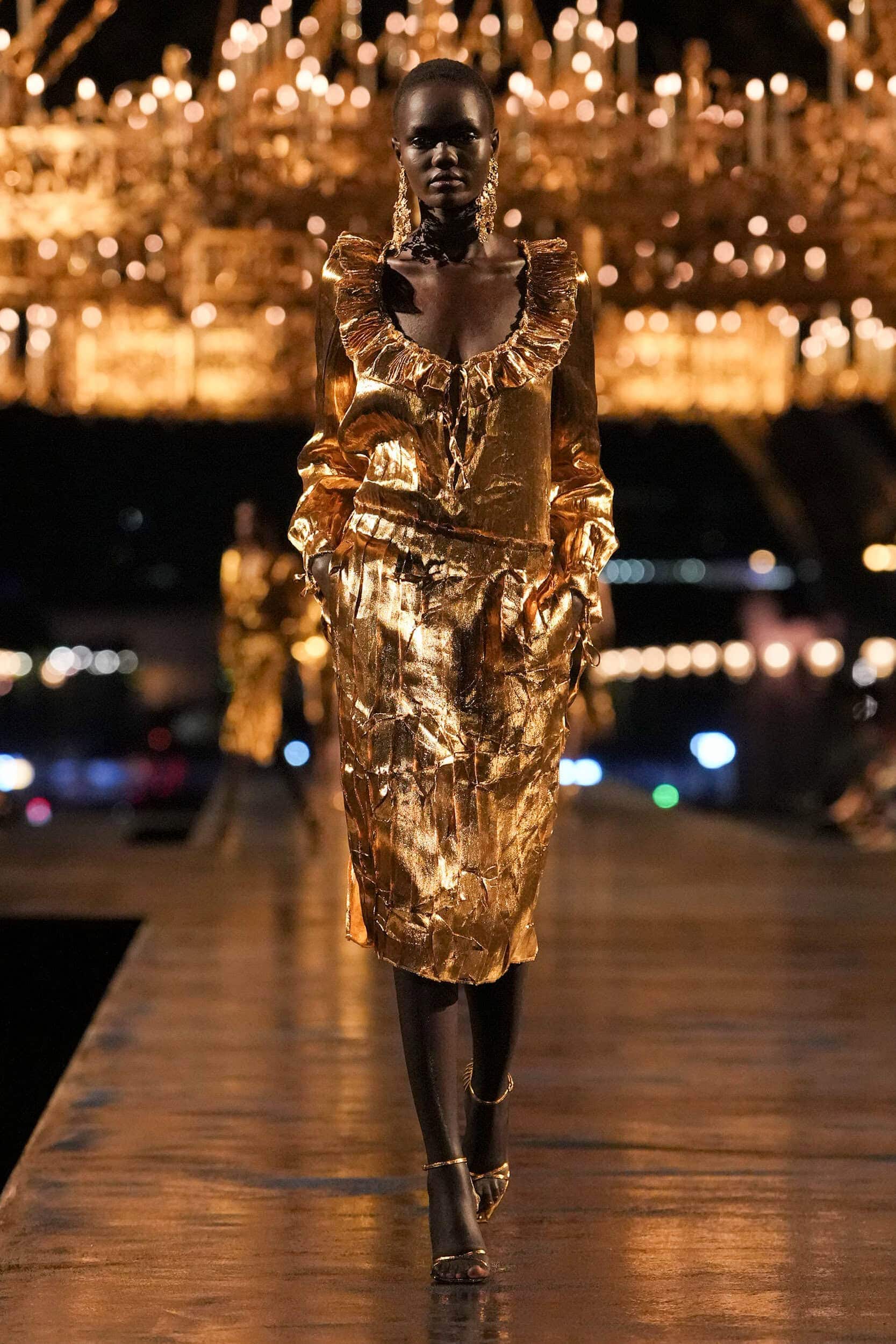 Saint Laurent Memukau dengan Koleksi Emas Berlebihan di Paris Fashion Week